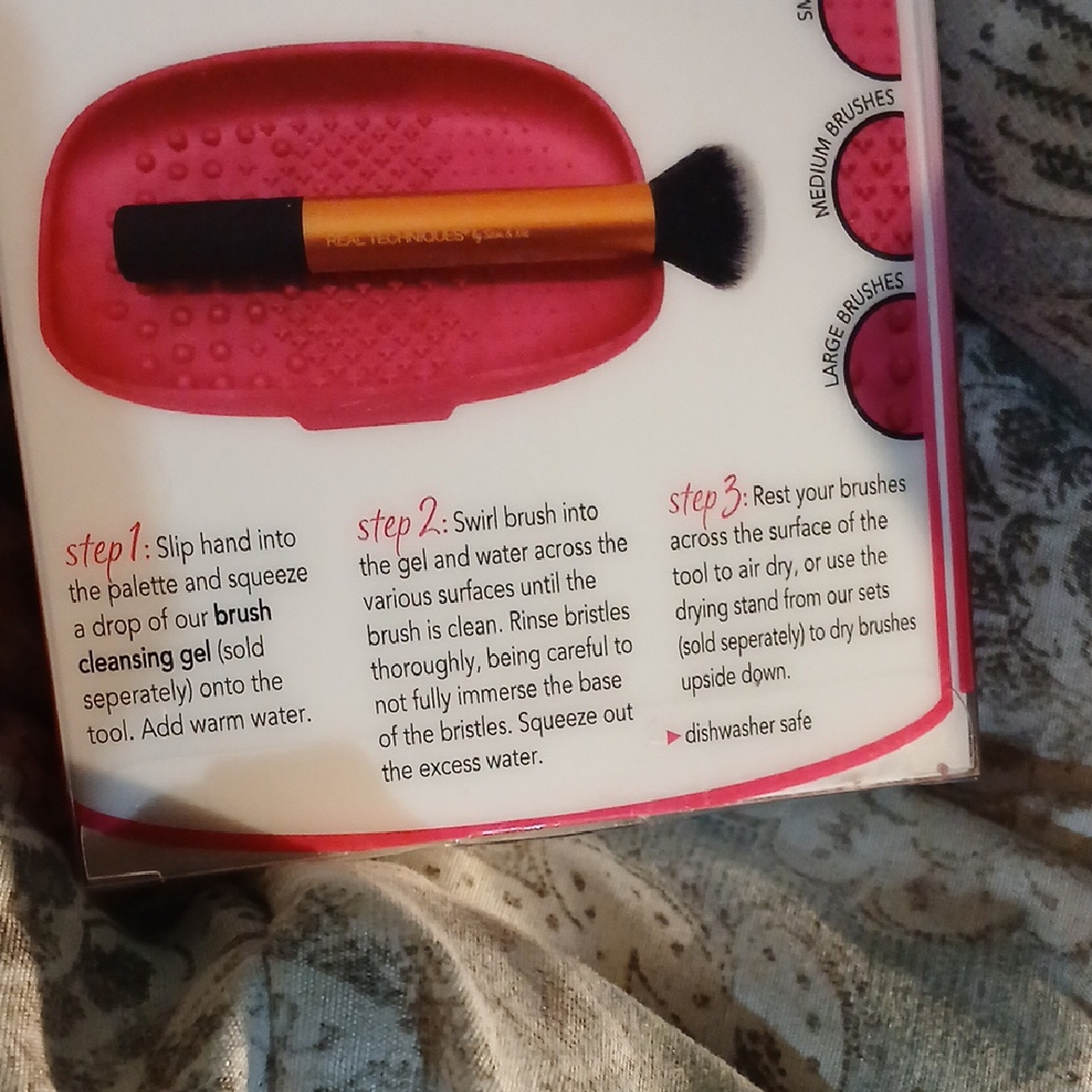 Real Techniques Brush Cleansing Palette - Picture 6 of 7